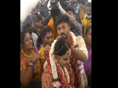 Viral Video : 'या' जोडीनं थेट विमानातच बांधली लग्नगाठ; सहजीवनाच्या प्रवासाचं अनोखं टेक-ऑफ