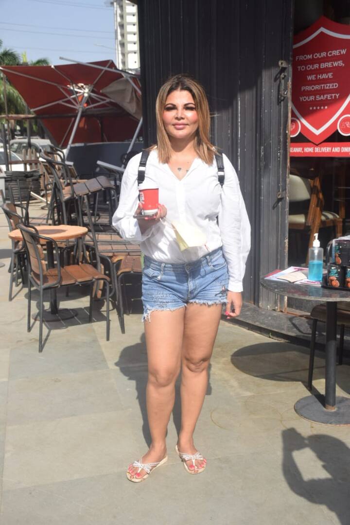 वही जैस्मिन के अलावा आज राखी सावंत एक बार फिर अंधेरी के सीसीडी के बाहर स्पॉट हुईं. जहां वो व्हाइट शर्ट और डेनिम शॉर्ट में दिखीं.