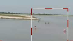 वैक्सीनेशन टीम देखते ही गांव वालों ने नदी में लगा दी छलांग