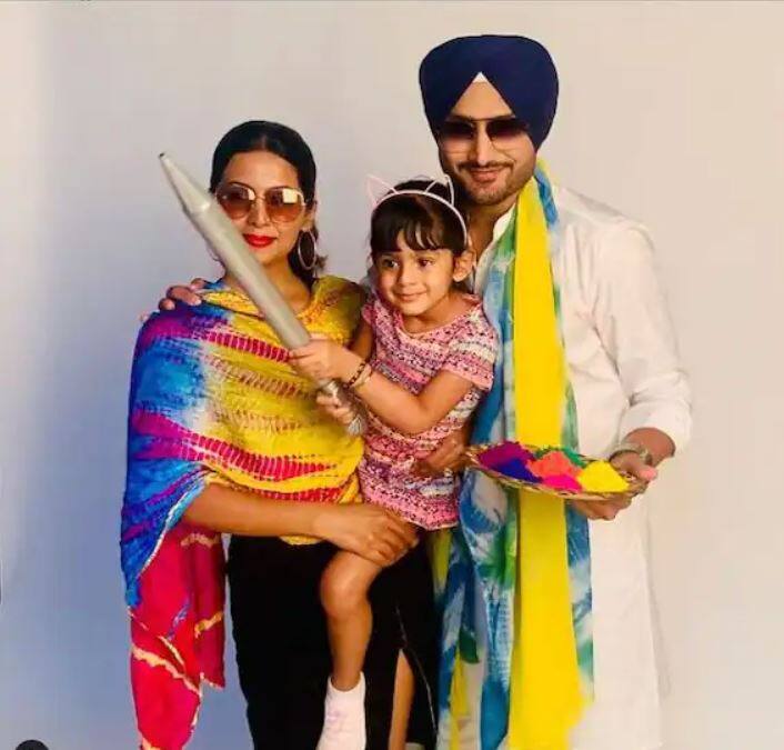 ਹਰਭਜਨ ਸਿੰਘ ਤੇ ਗੀਤਾ ਬਸਰਾ ਦੀ ਪ੍ਰੇਮ ਕਹਾਣੀ ਤਾਂ ਸਭ ਨੂੰ ਯਾਦ ਹੀ ਹੋਵੇਗੀ ਕਿ ਹਰਭਜਨ ਨੂੰ ਗੀਤਾ ਨੂੰ ਮਨਾਉਣ ਲਈ ਬਹੁਤ ਸੰਘਰਸ਼ ਕਰਨਾ ਪਿਆ ਸੀ। ਗੀਤਾ ਨੇ 'ਦਿ ਟ੍ਰੇਨ' ਵਿਚ ਕੰਮ ਕਰਕੇ ਸਾਰਿਆਂ ਨੂੰ ਦੀਵਾਨਾ ਬਣਾ ਦਿੱਤਾ ਸੀ। ਹੁਣ ਉਸ ਨੇ ਅਦਾਕਾਰੀ ਦੇ ਕਰੀਅਰ ਨੂੰ ਛੱਡ ਦਿੱਤਾ ਹੈ।