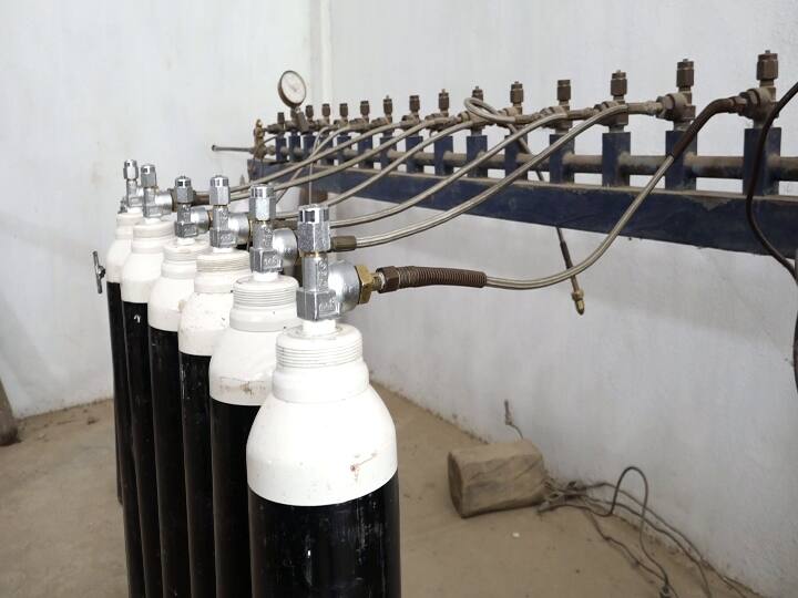 corona crisis Oxygen cylinder from Singapore will come to Chennai tomorrow சிங்கப்பூர் ஆக்சிஜன் சிலிண்டர்கள் நாளை சென்னை கொண்டுவரப்படும் - அமைச்சர் தங்கம் தென்னரசு