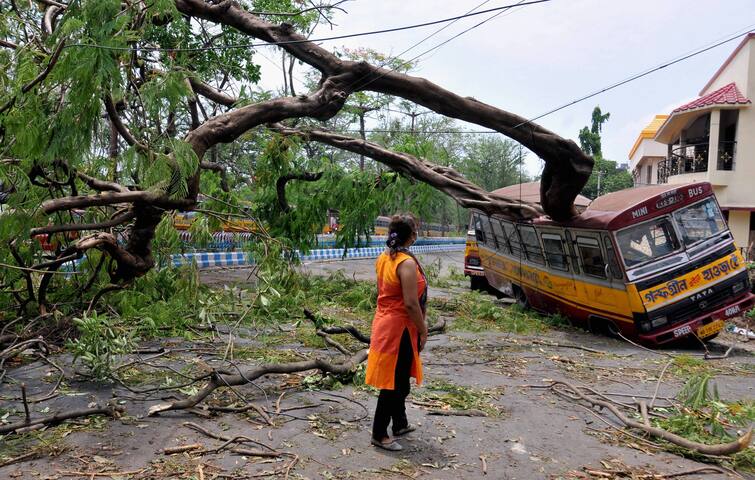 Yaas Cyclone Update: Kolkata Traffic Police issues set of directives on car parking under tree, billboard and vehicle movement Kolkata Police on Yaas Cyclone: ঝড়ের সময় বিলবোর্ড-গাছের নীচে পার্কিং নিষিদ্ধ, উড়ালপুল অথবা সেতুতে যান চলাচল বন্ধ
