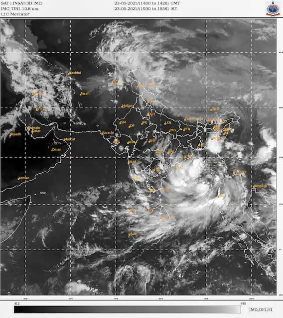 আমফানের সেই মারণ ধাক্কা কাটিয়ে ওঠার আগেই, আবারও ধেয়ে আসছে আরেক ঘূর্ণিঝড়-- ইয়াস। তারই মোকাবিলার প্রস্তুতিতে, এখন কার্যত নাওয়া খাওয়া বন্ধ জেলা প্রশাসনিক কর্তা-কর্মী থেকে শুরু করে দেশের একাধিক বাহিনীর। একদিকে সমুদ্রে নজরদারি চালাচ্ছে নৌসেনা ও উপকূলরক্ষী বাহিনী। অন্যদিকে, স্থলের দায়িত্বে রয়েছে সেনা, এনডিআরএফ ও এসডিআরএফ।
