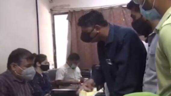 જામનગર મનપા વિપક્ષના નેતા અને અધિકારી વચ્ચે થઈ ઉગ્ર બોલાચાલી,જુઓ વીડિયો