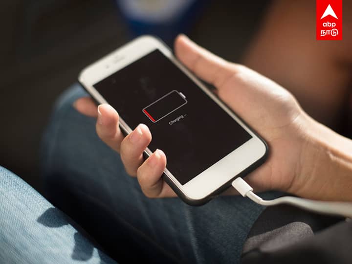 tips to follow while charging your smartphone for improving battery life स्मार्टफोन चार्जिंग करताना 'ही' काळजी घ्या; बॅटरी लाईफ वाढण्यास होईल मदत