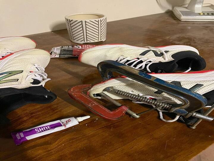 Zimbabwean batsman Ryan Burl posted a worn-out shoes photo , gets sponsorships जिम्बाब्वे के बल्लेबाज Ryan Burl ने फटे हुए जूतों की फोटो पोस्ट कर बताया टीम का हाल, मिला स्पॉन्सर