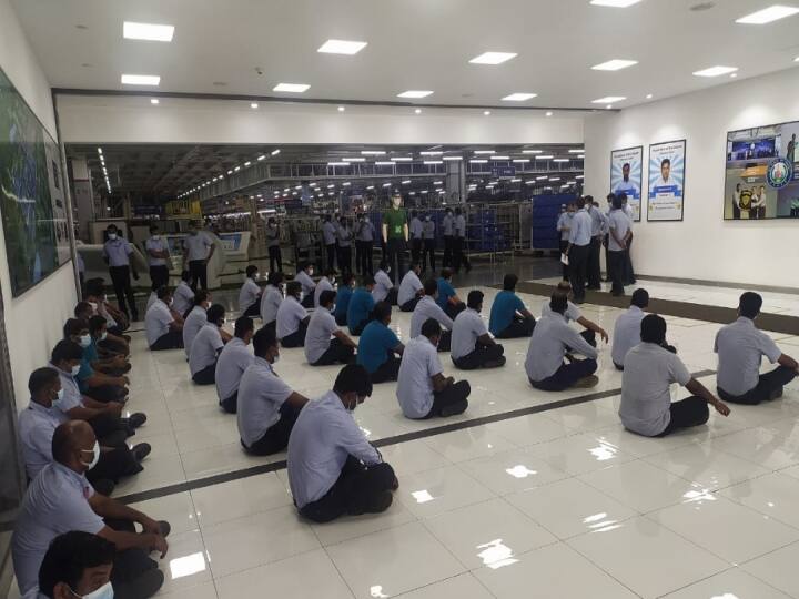 கொரோனா அச்சத்தால் ஹுண்டாய் ஊழியர்கள் நடத்திய போராட்டம் : விடுமுறை அளித்தது நிர்வாகம்