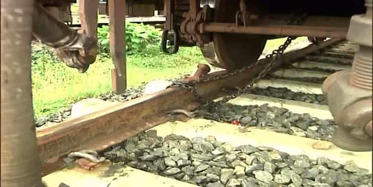 Cyclone Yaas Update:  train bogie tied with a chain to avoid Yaas's accident Cyclone Yaas Update: আমফানে শিক্ষা, ইয়াসের দুর্ঘটনা এড়াতে চেন দিয়ে বেঁধে রাখা ট্রেনের বগি