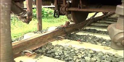 Cyclone Yaas Update:  train bogie tied with a chain to avoid Yaass accident Cyclone Yaas Update: আমফানে শিক্ষা, ইয়াসের দুর্ঘটনা এড়াতে চেন দিয়ে বেঁধে রাখা ট্রেনের বগি