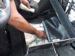 દિલ્હીથી ગુજરાત આવતી કારમાંથી મળ્યાં 500 રૂપિયાની નોટોનાં એટલાં બંડલ કે રૂપિયામાં ગણવામાં આખો દિવસ ગયો, જાણો કેટલા કરોડ ઝડપાયા ?