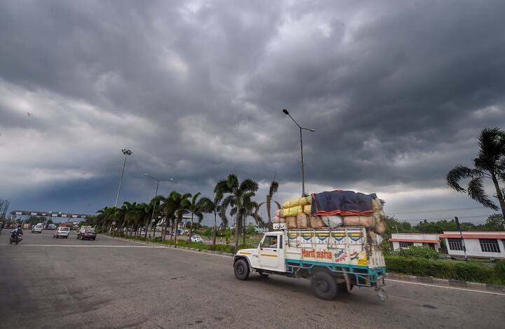 পানীয় ও ব্যবহার্য জল ও শুকনো খাবার পারলে আলাদা জোগাড় করে ব্যবস্থা করে রাখুন। সতর্ক থাকুন তবে আতঙ্কিত হবেন না।