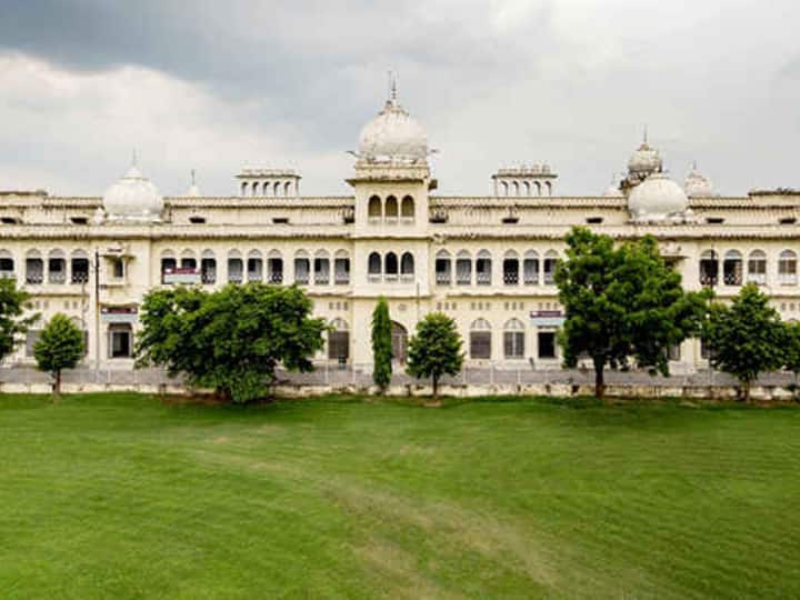 Lucknow University Exams 2022 Lucknow university postpones exams starting from 15 to 31 january 2022 due to increasing corona cases see notice Lucknow University Exams 2022 Postponed: लखनऊ यूनिवर्सिटी ने स्थगित की परीक्षाएं, तेजी से फैलते कोरोना के मद्देनजर हुआ फैसला, यहां देखें नोटिस