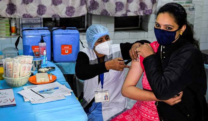 continuous second no vaccine for 18 plus beneficiary in delhi, doses for 45 plys is over, says aatishi ANN दिल्ली में लगातार दूसरे दिन युवाओं को नहीं लगी वैक्सीन, 45+ के लिए कोवैक्सीन की डोज खत्म- आतिशी