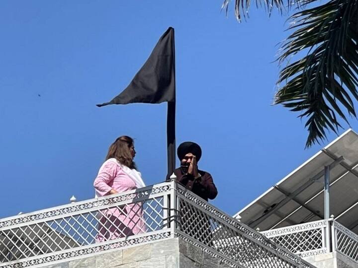 Navjot Singh Sidhu puts up a black flag at his residences in support of farmers protesting against the three farm laws नवजोत सिंह सिद्धू ने किया किसानों का समर्थन, पटियाला-अमृतसर में अपने घरों पर लगाए काले झंडे