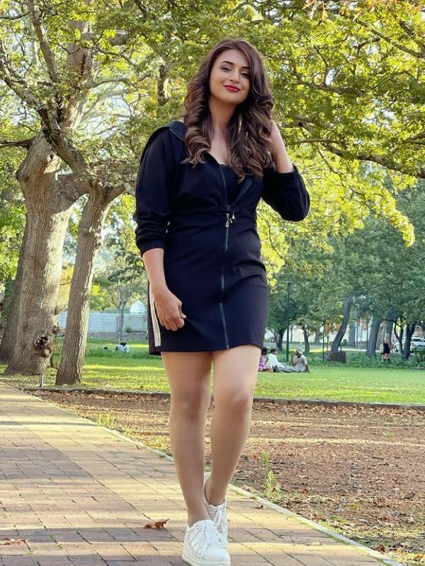 इस लिस्ट में पहला नाम दिव्यांका त्रिपाठी का आता है. वह राइफल शूटिंग में गोल्ड मेडलिस्ट हैं. उन्होंने उत्तरकाशी के नेहरु इंस्टिट्यूट ऑफ माउंटेनियरिंग से पहाड़ों पर चढ़ने का कोर्स किया हुआ है.