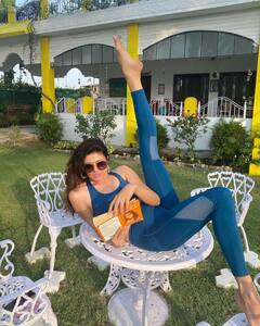 44 साल की एक्ट्रेस Pooja Batra ने स्विमिंग पूल में यूं किया योगासन, देखें तस्वीरें