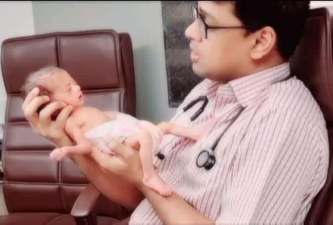 The doctor sang a song and put the crying baby to sleep, video of Dhule Dr. Abhinay Darwade goes viral आईचं वात्सल्य डॉक्टरांच्या गाण्यातून व्यक्त, धुळ्यातील डॉक्टरांचा व्हिडीओ सोशल मीडियावर व्हायरल