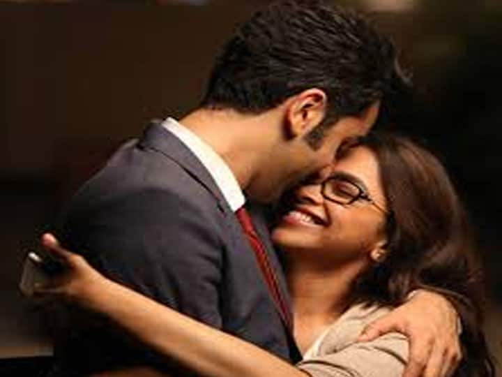 ब्रेकअप के बाद दीपिका ने एक इंटरव्यू में रणबीर के साथ काम करने का एक्सपीरिएंस शेयर करते हुए बताया था. उन्होंने कहा था, 'जब भी हम दोनों फिल्म में काम करते है तो हमारा पास्ट बिल्कुल भी सामने नहीं आता. हम उस समय सिर्फ काम पर फोकस करते है. हम दोनों को साथ में काम करने में मजा आता है क्योंकि रणबीर, अयान और मैं अच्छे दोस्त हैं. तो हमारे बीच बहुत ही बढ़िया कंफर्ट लेवल था.'