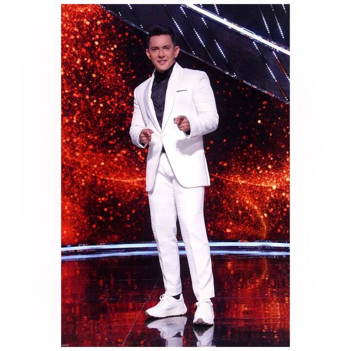 मी सहृदयपणे हात जोडून अलिबागकर आणि इतरांची माफी मागतो ज्यांच्या भावना माझ्यामुळे दुखावल्या गेल्या. कोणालाही दुखावण्याचा माझा हेतू नव्हता. अलिबागसाठी माझ्या मनात विशेष प्रेम आणि आदर आहे. या ठिकाणाशी, इथल्या लोकांशी माझ्याही भावना जोडल्या गेल्या आहेत, असं त्याने या पोस्टमधून लिहिलं. (छाया सौजन्य- आदित्य नारायण / इन्स्टाग्राम)