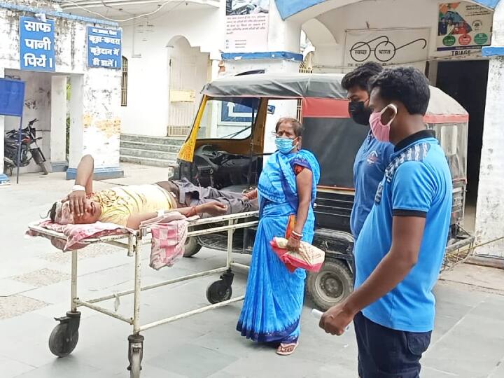 7 ambulances were standing in siwan Sadar Hospital and Family wandering with the patient for vehicle an बिहारः सिवान के सदर अस्पताल में खड़ी थीं 7 एंबुलेंस, मरीज को लेकर वाहन के लिए भटकते रहे परिजन