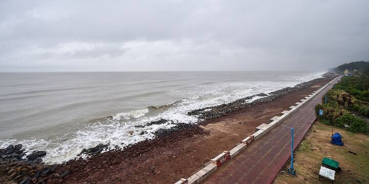 যে কোনও মুহূর্তে দিঘার উপকূলবর্তী নিচু এলাকায় জল ঢুকে পড়ার আশঙ্কা করা হচ্ছে।