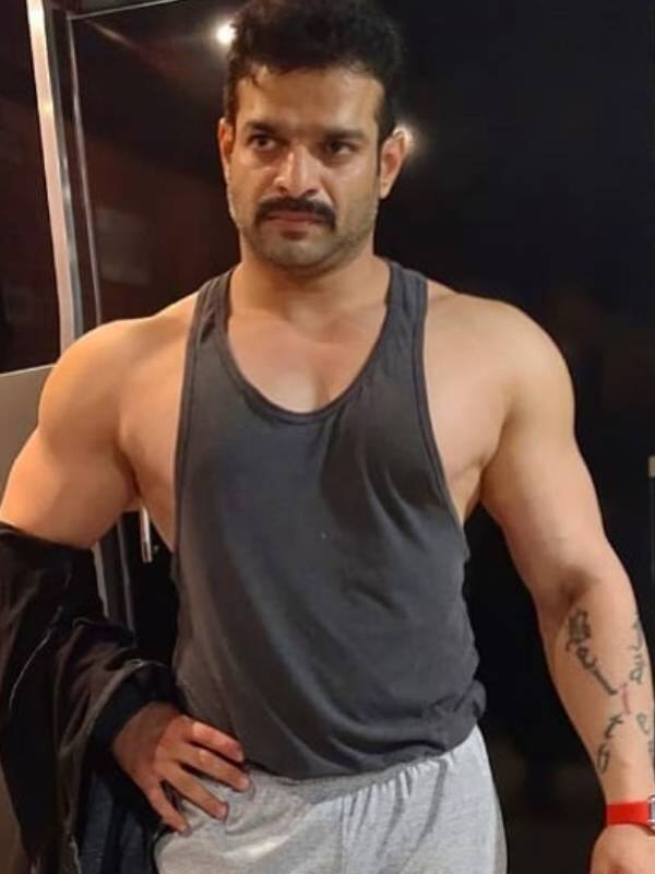 एक्टर करण पटेल ने मुंबई के मिठिबाई  कॉलेज से ग्रेजुएशन की है. इसके बाद उन्होंने लंदन स्कूल ऑफ आर्ट्स से पोस्ट-ग्रेजुएशन किया हुआ है.