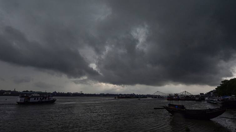 Cyclone Yaas: IMD forecast for Yaas Cyclone in Bengal and its rainfall predictions in kolkata and surrounding areas IMD forecast for Cyclone Yaas: কলকাতাবাসীর আমফানের মতো আতঙ্কে থাকার কারণ নেই, জানাল আবহাওয়া অফিস