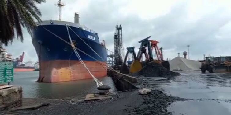 At the port where all work was stopped, one ship after another was tied with ropes Cyclone Yaas in Bengal: যাবতীয় কাজকর্ম বন্ধ বন্দরে, ইয়াস সতর্কতায় দড়ি দিয়ে বাঁধা একের পর এক জাহাজ