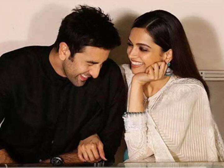 दीपिका पादुकोण (Deepika Padukone) और रणबीर कपूर (Ranbir Kapoor) की प्रेम कहानी भी काफी दिलचस्प रही थी. हर कोई इनकी शादी का बेसब्री से इंतजार भी कर रहा था. इतना ही नहीं, दीपिका तो रणबीर के प्यार में इतनी पागल थीं कि उन्होंने रणबीर कपूर के नाम का टैटू अपनी गर्दन पर बनवा लिया था.