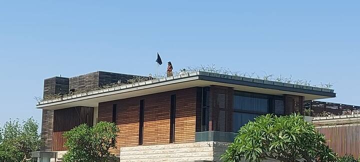 ਸਾਬਕਾ ਕੈਬਨਿਟ ਮੰਤਰੀ ਤੇ ਕਾਂਗਰਸੀ ਵਿਧਾਇਕ ਨਵਜੋਤ ਸਿੰਘ ਸਿੱਧੂ ਦੀ ਬੇਟੀ ਰਾਬਿਆ ਸਿੱਧੂ ਨੇ ਅੰਮ੍ਰਿਤਸਰ 'ਚ ਆਪਣੇ ਘਰ ਦੀ ਛੱਤ 'ਤੇ ਖੇਤੀ ਕਾਨੂੰਨਾਂ ਖਿਲਾਫ ਤੇ ਕਿਸਾਨਾਂ ਦੇ ਸਮਰਥਨ 'ਚ ਕਾਲਾ ਝੰਡਾ ਲਹਿਰਾਇਆ ਹੈ।