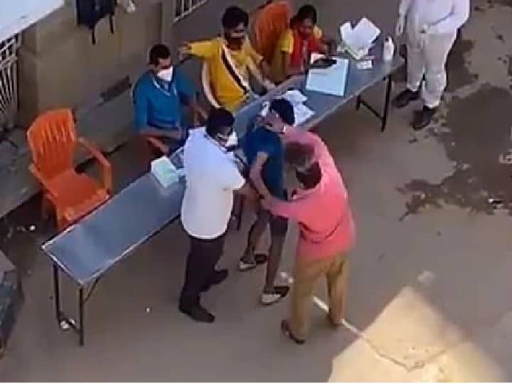 बेंगलुरु में कोरोना टेस्ट न करवाने वाले युवक पर थप्पड़-घूंसों की हुई बारिश, अधिकारी ने मांगी माफी