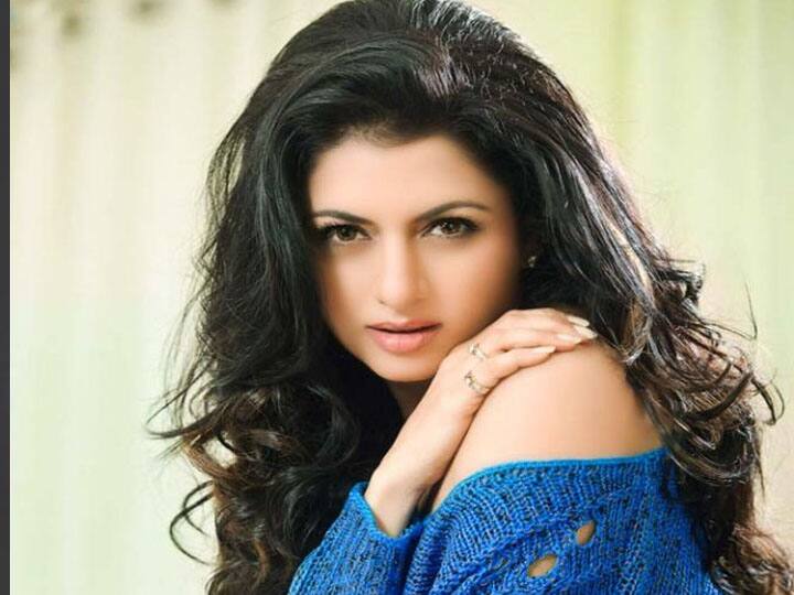 अब इस लिस्ट में बारी आती है सलमान खान की हीरोइन भाग्यश्री की, जिनकी उम्र तकरीबन 52 साल है. भाग्यश्री 2 बच्चों की मां भी है लेकिन उनको देखकर बिल्कुल नहीं लगता कि वो दो बच्चों की मां है. इस खूबसूरती का राज कुछ ओर नहीं बल्कि एक्सरसाइज है. वो अपने आप को फिट रखने के लिए रोज एक्सरसाइज करती है. साथ ही वो एक अच्छी डाइट भी फॉलो करती हैं.