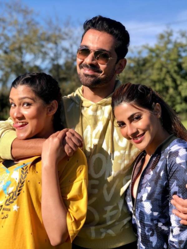 निकक्की तम्बोली ने आस्था गिल और अभिनव शुक्ला के साथ भी पोज दिए हैं और उन्हें अपना बेस्ट फ्रेंड बताया है.