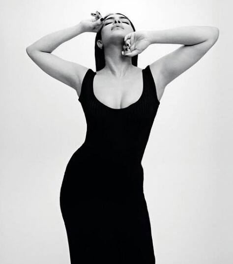 आखिरी बार द व्हाइट टाइगर (The White Tiger) में नजर आईं प्रियंका चोपड़ा (Priyanka Chopra) इन दिनों अपने सभी विदेशी कमिटमेंट्स को पूरा करने में जुटी हुई हैं. बिलबोर्ड म्यूजिक अवॉर्ड 2021 में नजर आने के बाद अब प्रियंका Vogue Australia के कवर पेज पर नजर आई हैं. (फोटो - इंस्टाग्राम)