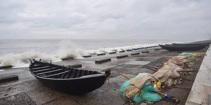 এদিকে ঘূর্ণিঝড় মোকাবিলায় দিঘায় নামানো হচ্ছে সেনা। জেলা প্রশাসন সূত্রে খবর, আজই এসে পৌঁছাচ্ছে সেনার ৭০ জনের দল।
