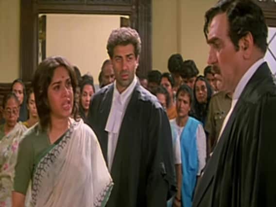 फिल्म 'Damini' में जहां Sunny Deol का दिखा था दमदार रोल, वहीं Meenakshi Seshadri के डायलॉग्स ने बदली थी तकदीर फिल्म 'Damini' में जहां Sunny Deol का दिखा था दमदार रोल, वहीं Meenakshi Seshadri के डायलॉग्स ने बदली थी तकदीर