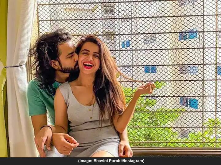 सोशल मीडियावर भाविनी सहसा तिच्या पार्टनरबरोबर फोटो शेअर करते. चाहत्यांना ही जोडी आवडली आहे.