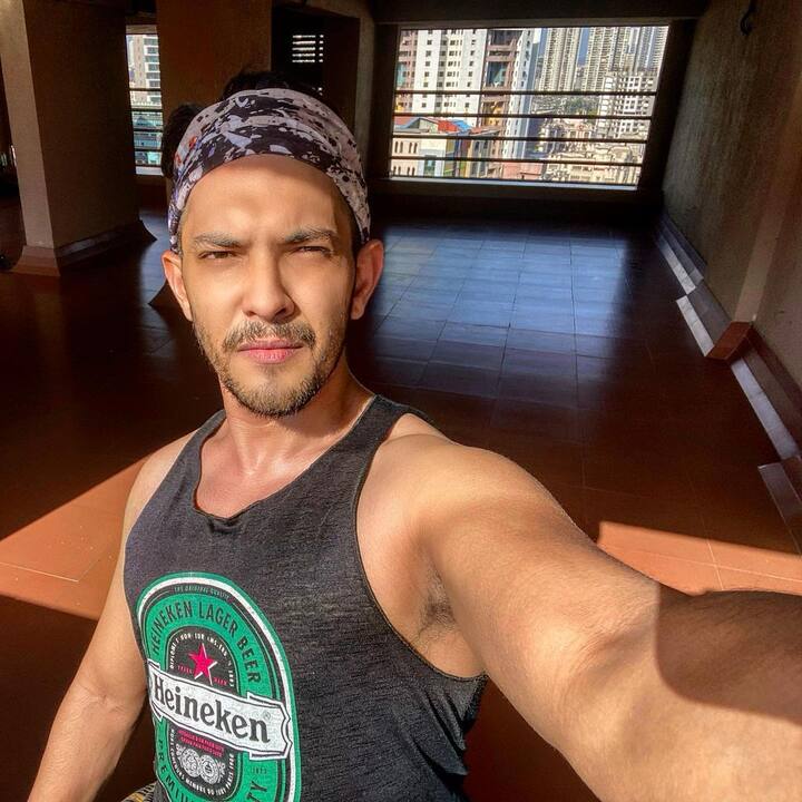 आदित्यनं हल्लीच पार पडलेल्या कार्यक्रमाच्या एका भागात स्पर्धकाशी संवाद साधताना अलिबागचा उल्लेख करत केलेल्या वक्तव्यामुळं तो वादाच्या भोवऱ्यात अडकला होता. (छाया सौजन्य- आदित्य नारायण / इन्स्टाग्राम)