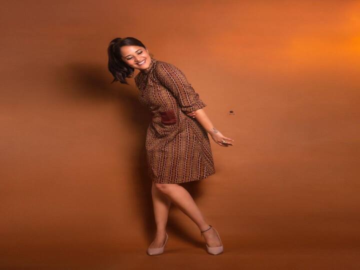 அனசூயா பரத்வாஜ் தெலுங்கு  தொலைக்காட்சி தொகுப்பாளர் மற்றும் நடிகை ஆவார்