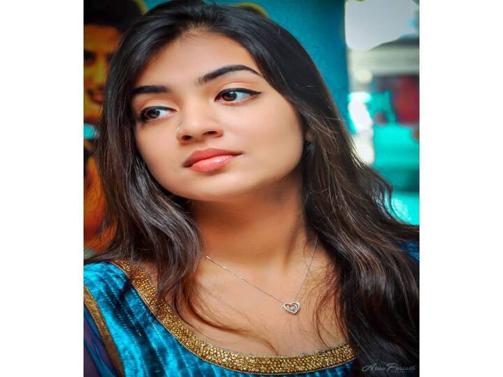 ‘சலலா மொபைல்கள்’ படத்தில் ‘லா லா லாசா’ என்ற பாடலை பாடி பாடகியாக அறிமுகம் ஆனார்