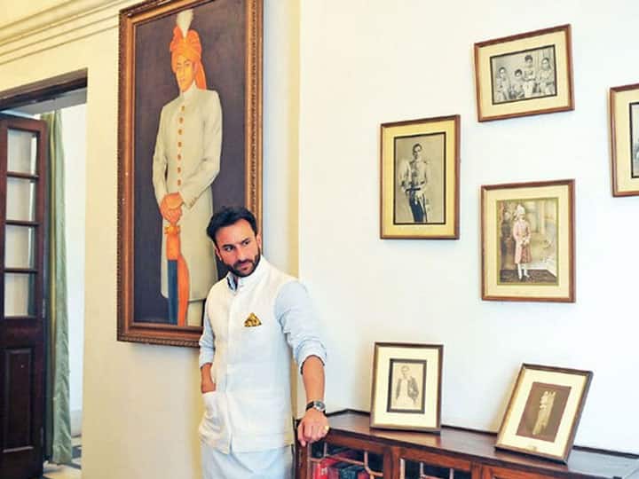 इस महल का इंटीरियर भी बेहद आलीशान है. एक बड़े ड्राइंग रूम के अलावा महल में सात बेडरूम, ड्रेसिंग रूम और बिलियर्ड रूम भी है. पिता मंसूर अली खान के निधन के बाद उन्हें पटौदी का नवाब घोषित किया जा चुका था.