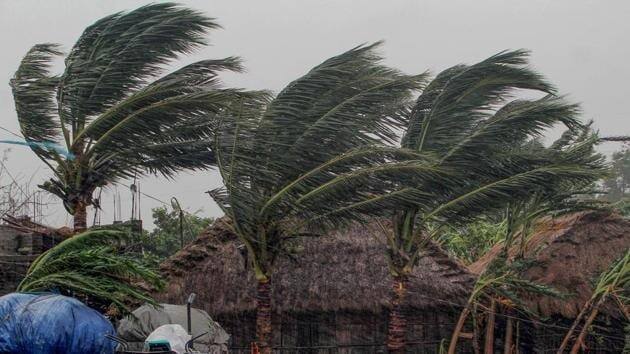 সাইক্লোনের আগে - সুরক্ষা ও জীবনধারণের জন্য অত্যাবশ্যক জিনিস হাতের কাছে রাখুন।