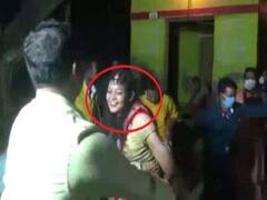 Social Distancing: காற்றில் பறந்தது சமூக இடைவெளி: மாஸ்க் இல்லாமல் டான்ஸ் ஆடிய தாசில்தார்..!