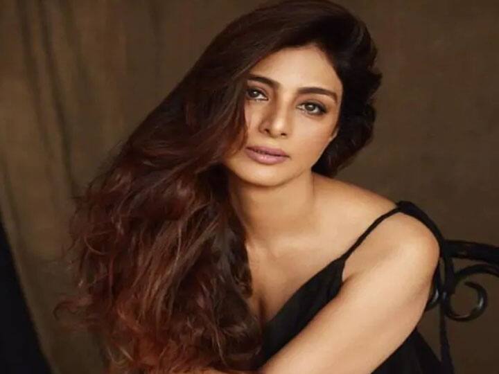 तब्बू अपनी एक्टिंग के साथ-साथ अपने ग्लैमरस लुक के लिए जानी जाती हैं. तब्बू को देखकर उनकी उम्र का अंदाजा लगाना मुश्किल है. तब्बू की उम्र 50 की है लेकिन बॉलीवुड की यंग एक्ट्रेसेस को मात देती हैं. इस फिगर के पीछे राज है उनका योगा. एक्ट्रेस रोज योग करती हैं. साथ ही अपने फैंस को भी फिट रहने की सलाह देती है.