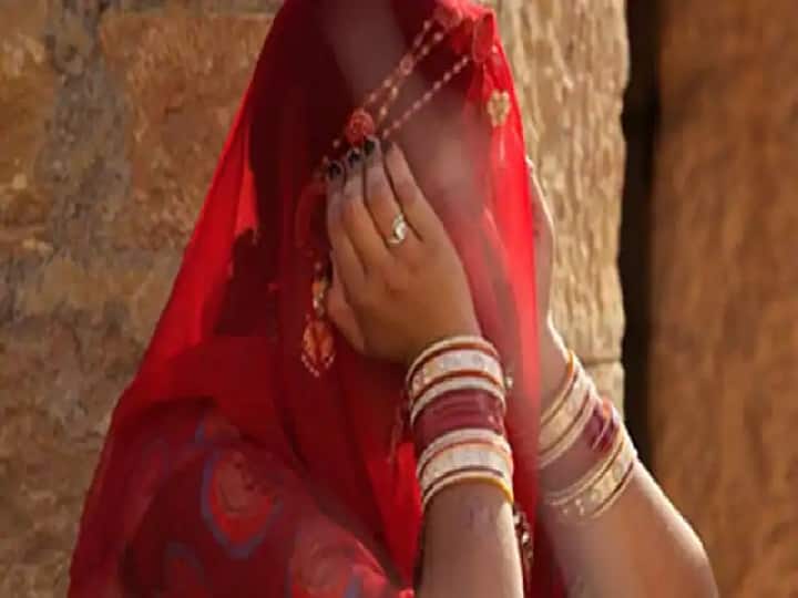 pilibhit first wife created ruckus during her husband second marriage पति की दूसरी शादी के दौरान मंडप में पहुंचकर पहली पत्नी ने किया हंगामा, पढ़ें पूरा मामला 