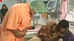 CM Yogi ने BRD मेडिकल कॉलेज में जाना बच्चों का हाल, खुश हुए बच्चे