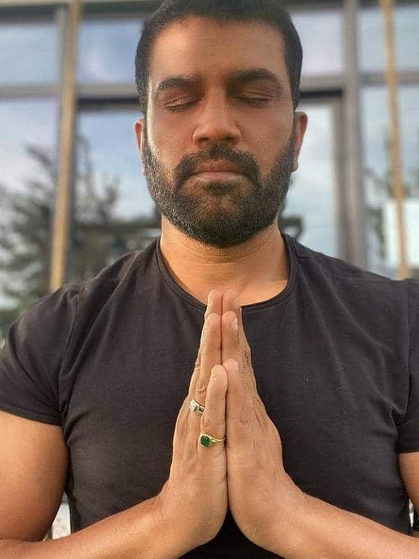 टीवी और बॉलीवुड एक्टर शरद केलकर ने मार्केटिंग में एमबीए किया हुआ है.