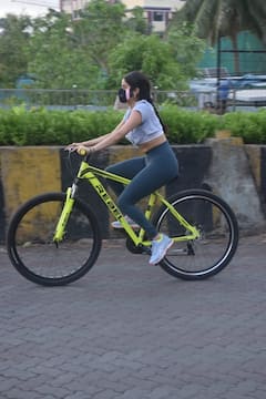 मुंबई की सड़कों पर साइकिलिंग करती दिखीं Janhvi Kapoor और Khushi Kapoor, देखें तस्वीरें