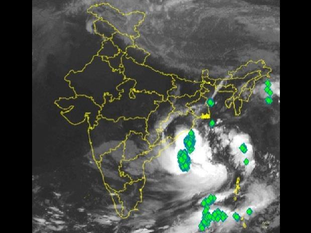 সাইক্লোনের সময় ও পরে - বাড়ি নিরাপদ না হলে, দ্রুত তা ছেড়ে অন্যত্র কোনও নিরাপদ আশ্রয় খুঁজে নিন।