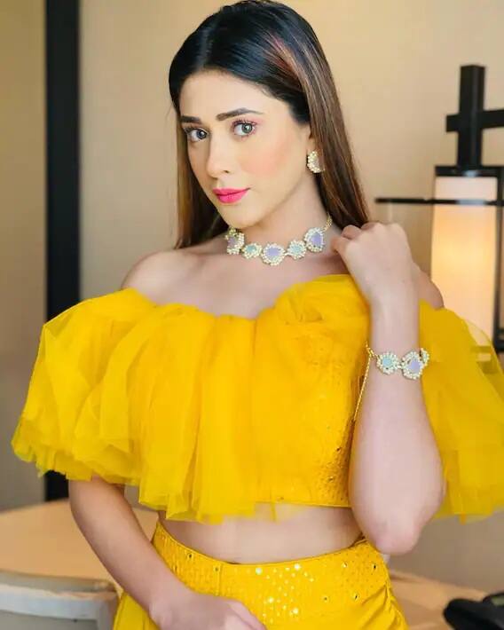 હિબા નવાબ કહે છે કે તે ક્યારેય રિવીલિંગ કપડાં નહીં પહેરે, સોશ્યલ મીડિયા પર જે તસવીરો તે પૉસ્ટ કરે છે, તેમાં તે સ્ટાઇલિશ દેખાય છે, પરંતુ રિવીલ કરવા જેવુ કંઇજ નથી બતાવતી.